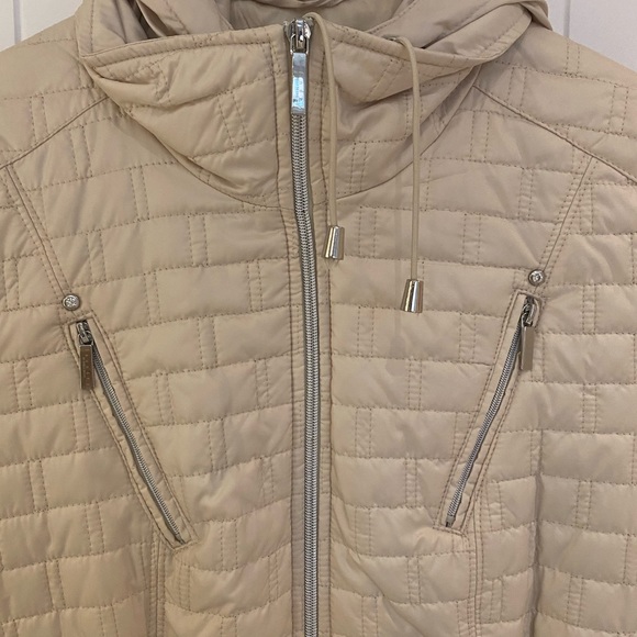 Brand new coat 🧥 - Picture 3 of 4